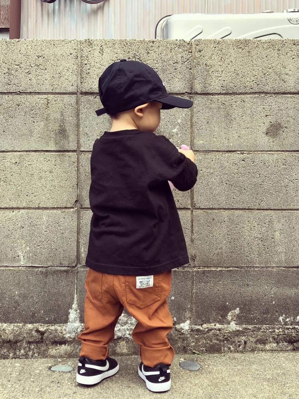 ブラック系のTシャツ/カットソー、イエロー系のその他パンツ、ブラック系のスニーカーを着用したキッズの秋コーディネートの4枚目の写真