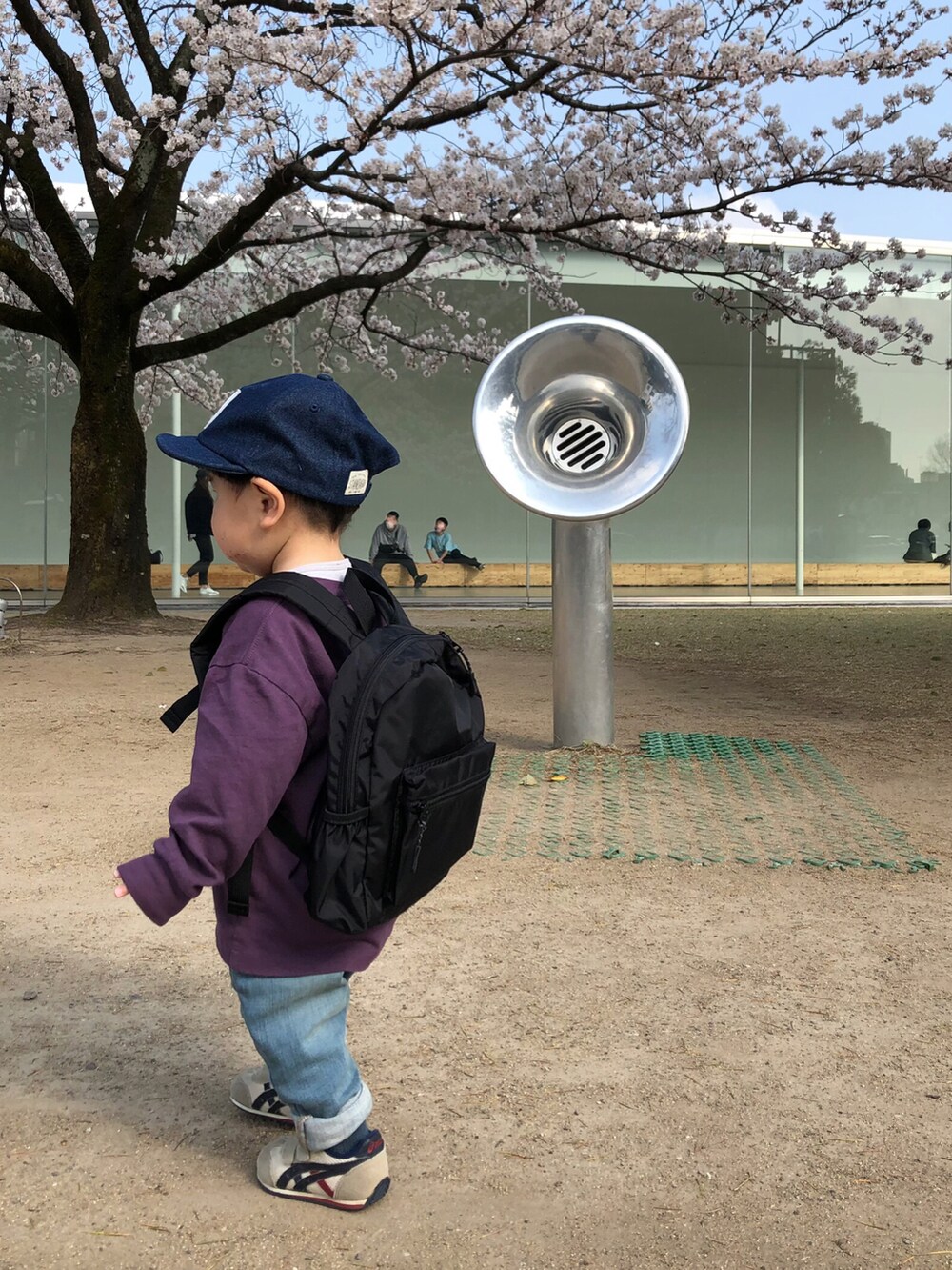 パープル系のTシャツ/カットソー、ブルー系のデニムパンツ、ブラック系のバックパック/リュックを着用したキッズの春コーディネートの4枚目の写真