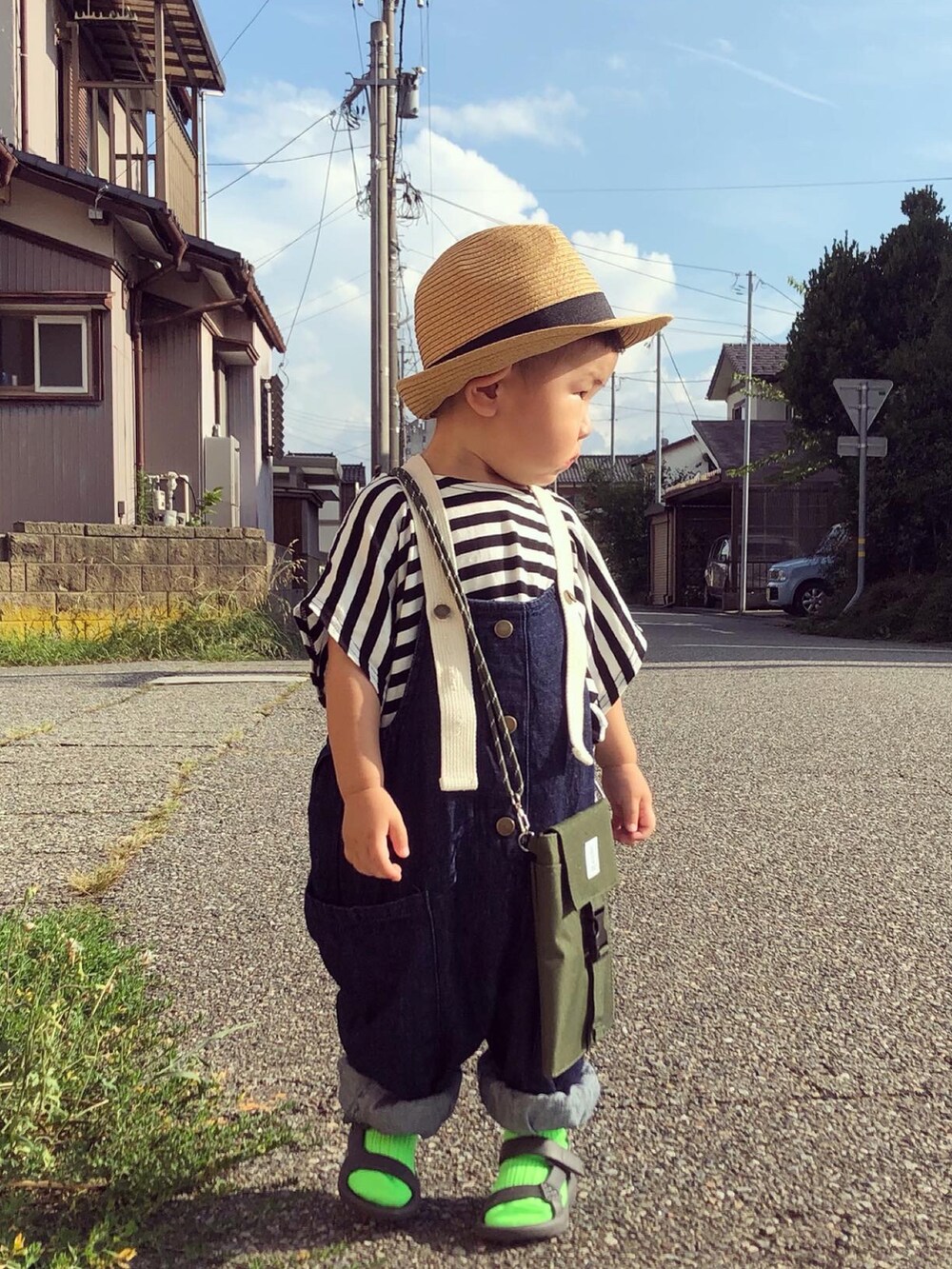 ブラック系のTシャツ/カットソー、ブルー系のサロペット/オーバーオール、グリーン系のバッグを着用したキッズの夏コーディネートの4枚目の写真