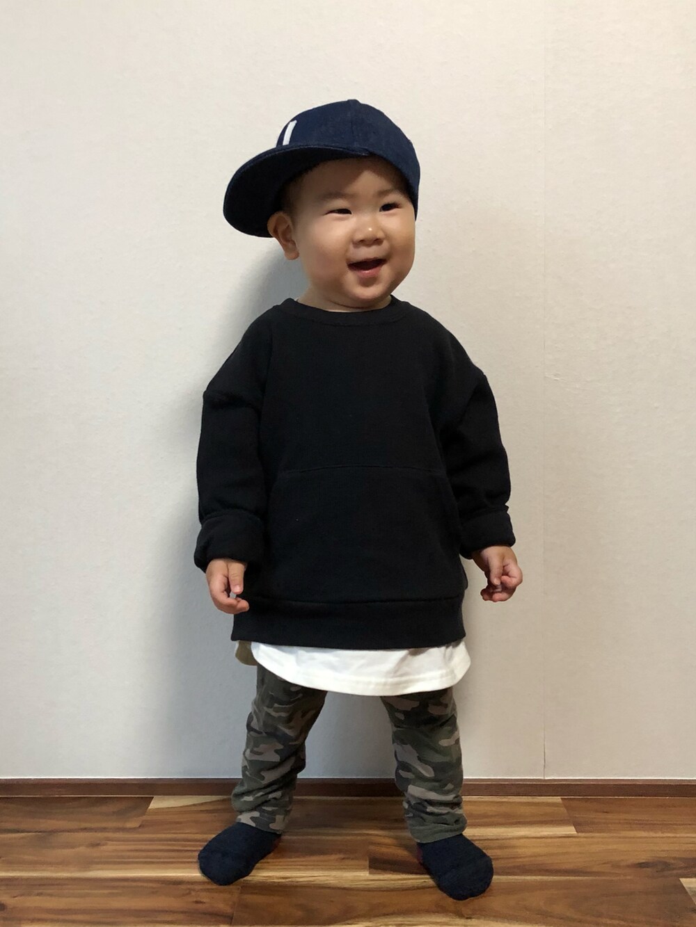 「カモフラ、レギンス、レイヤードスタイル、休日スタイル、プチプラ、ミニタリー、シンプルコーデ、1歳、秋冬コーデ、75cm」|「GUのアイテム(スウェット、ブラック系)」を使った、woooさん(キッズ・80cm)の秋コーディネートの2枚目の写真