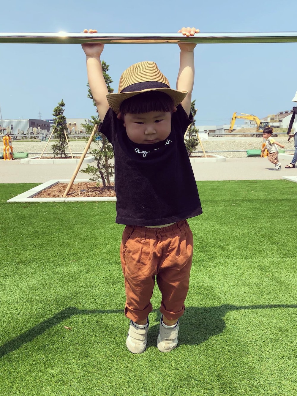 ブラック系のTシャツ/カットソー、イエロー系のその他パンツ、その他のスニーカーを着用したキッズの夏コーディネートの5枚目の写真