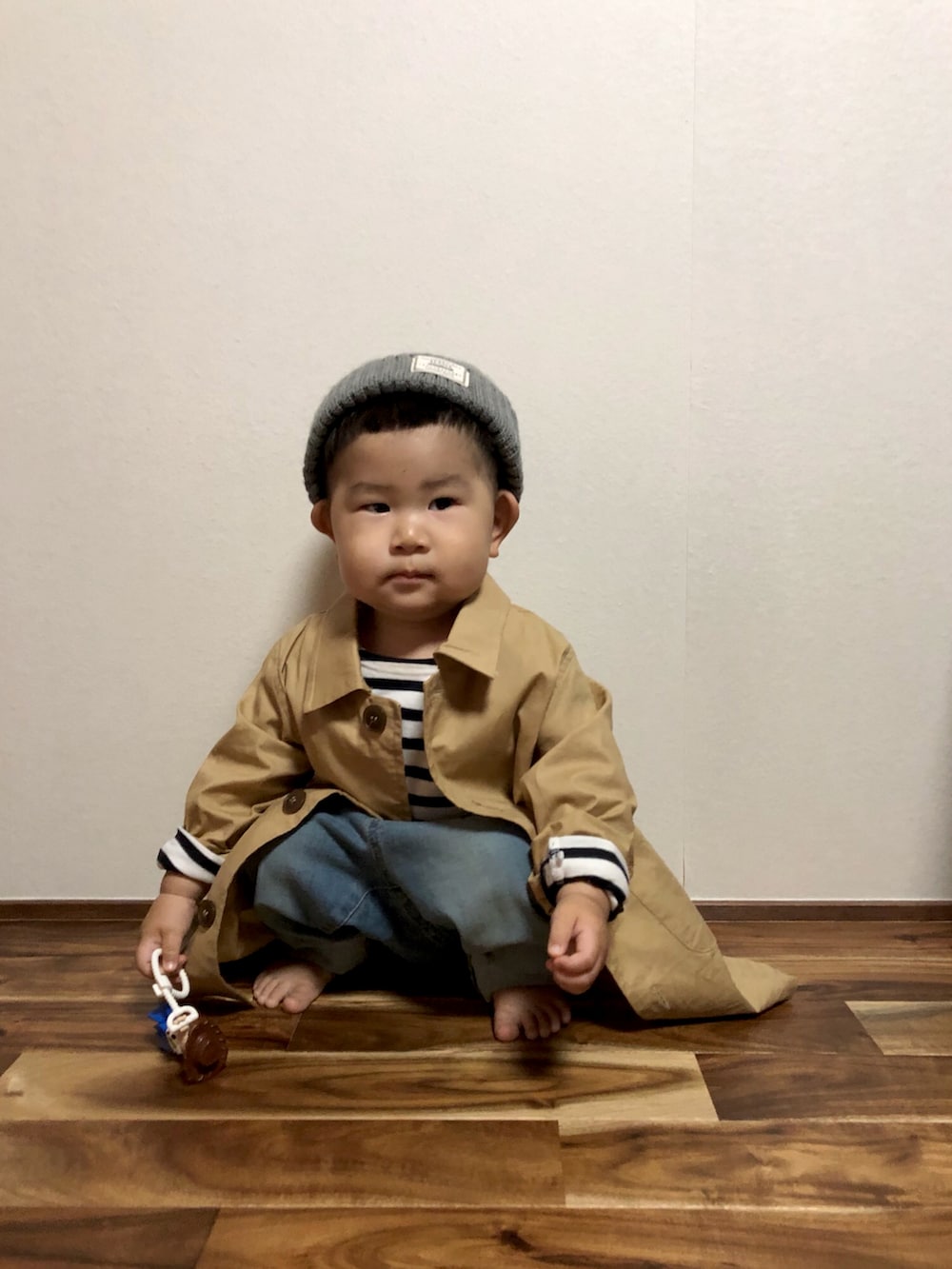 「プチプラ、男の子コーデ、休日コーデ、1歳、75cm、トレンチコート、ボーダー、デニム、ニット帽、キッズコーデ、ベビーコーデ、シンプルコーデ」|「西松屋のアイテム(ニットキャップ/ビーニー、グレー系)」を使った、woooさん(キッズ・80cm)の秋コーディネートの2枚目の写真