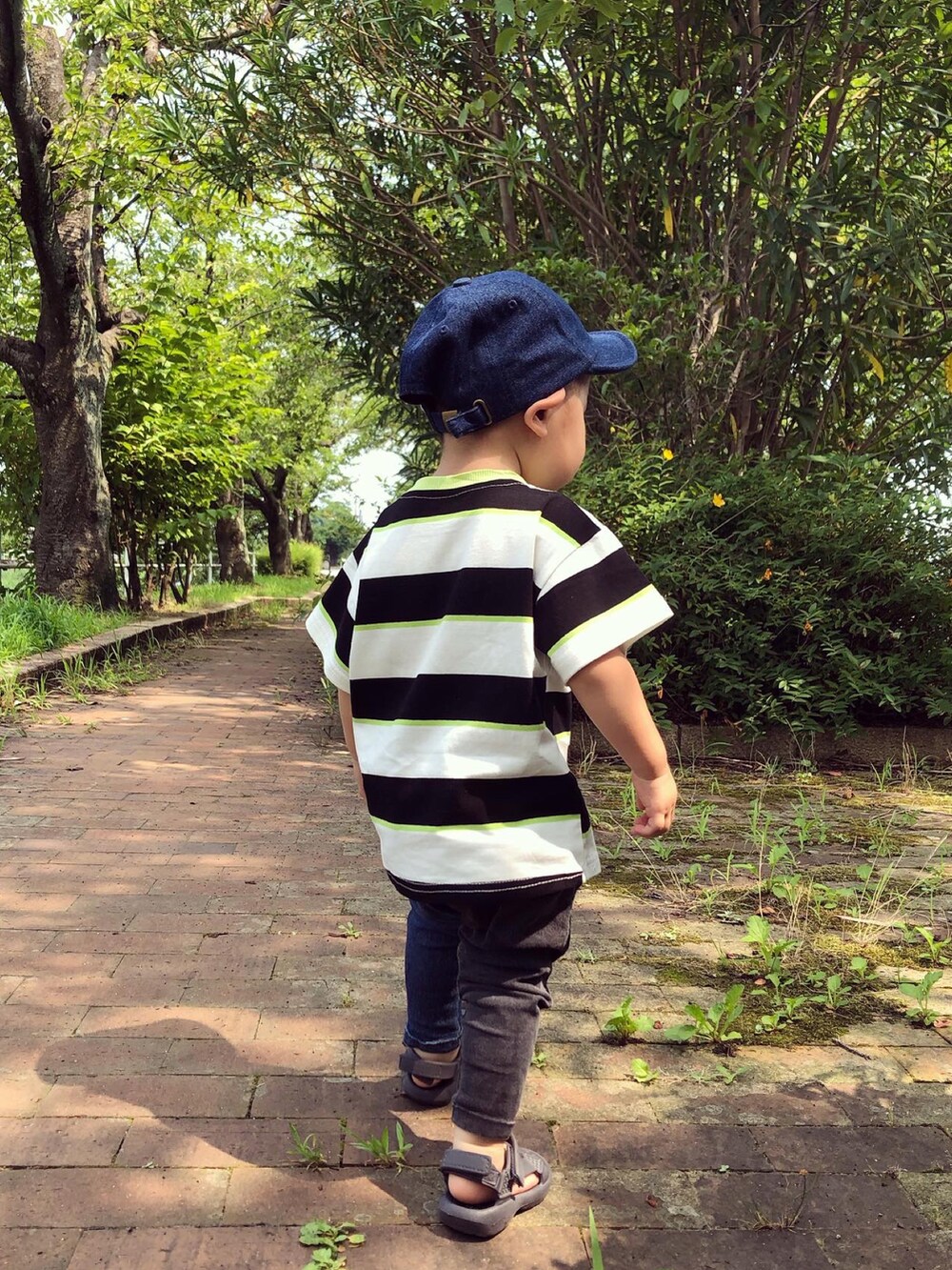 ブラック系のTシャツ/カットソー、ブルー系のその他パンツ、グレー系のサンダルを着用したキッズの夏コーディネートの2枚目の写真