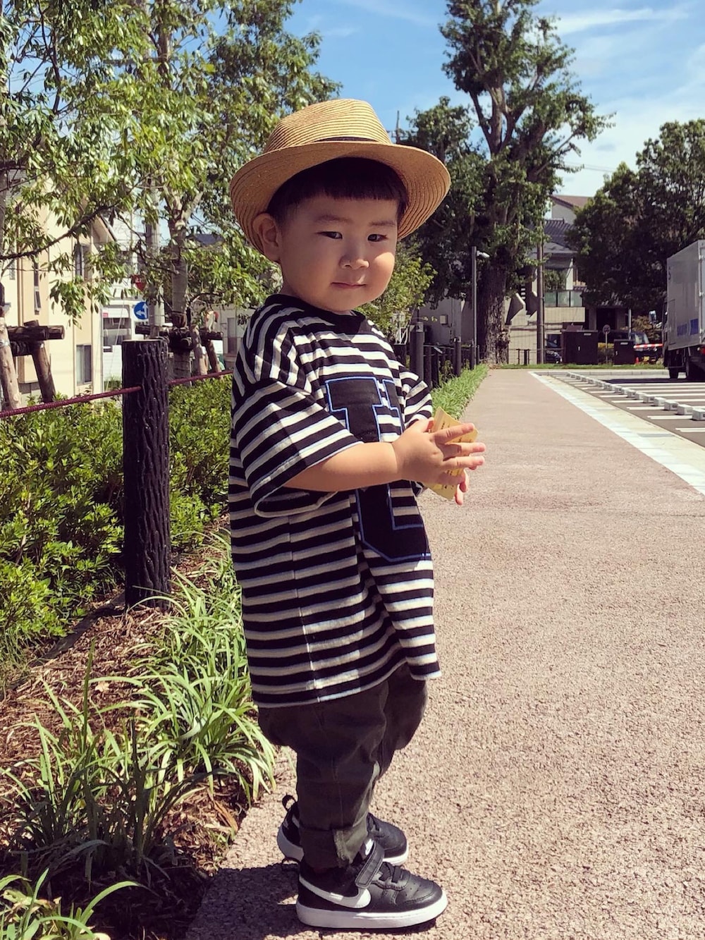 ブラック系のTシャツ/カットソー、グリーン系のその他パンツ、ブラック系のスニーカーを着用したキッズの秋コーディネートの2枚目の写真