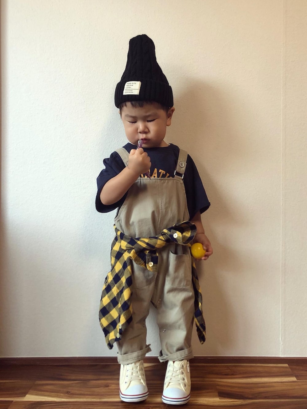 ブルー系のTシャツ/カットソー、ベージュ系のサロペット/オーバーオール、イエロー系のシャツ/ブラウスを着用したキッズの秋コーディネートの2枚目の写真