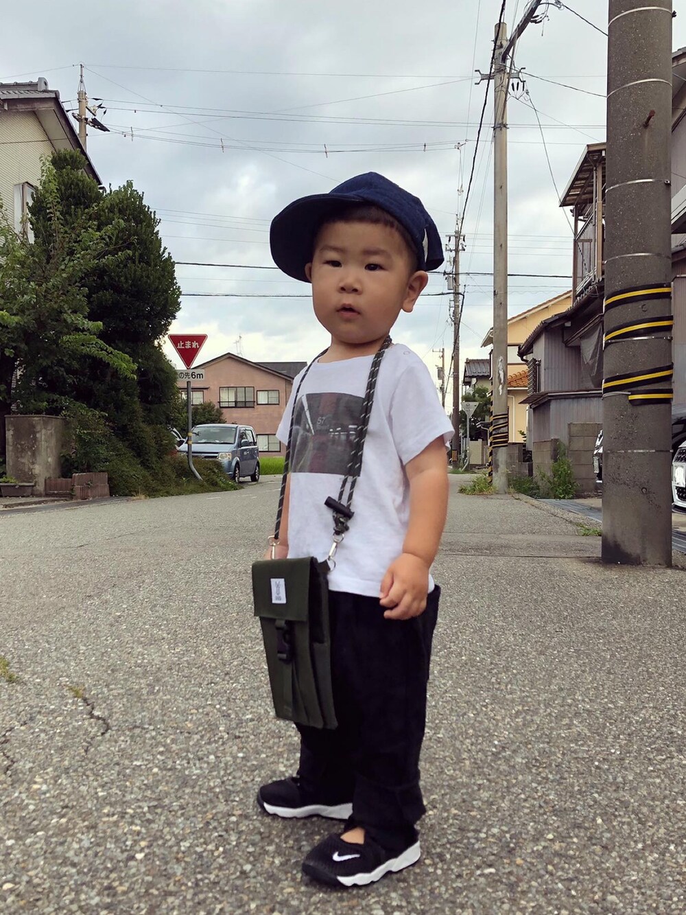 ホワイト系のTシャツ/カットソー、ブラック系のその他パンツ、グリーン系のバッグを着用したキッズの夏コーディネートの2枚目の写真