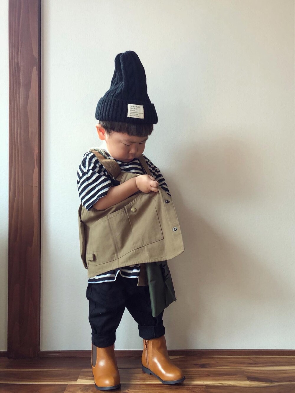 ベージュ系のベスト、ブラック系のTシャツ/カットソー、ブラック系のその他パンツを着用したキッズの秋コーディネートの4枚目の写真