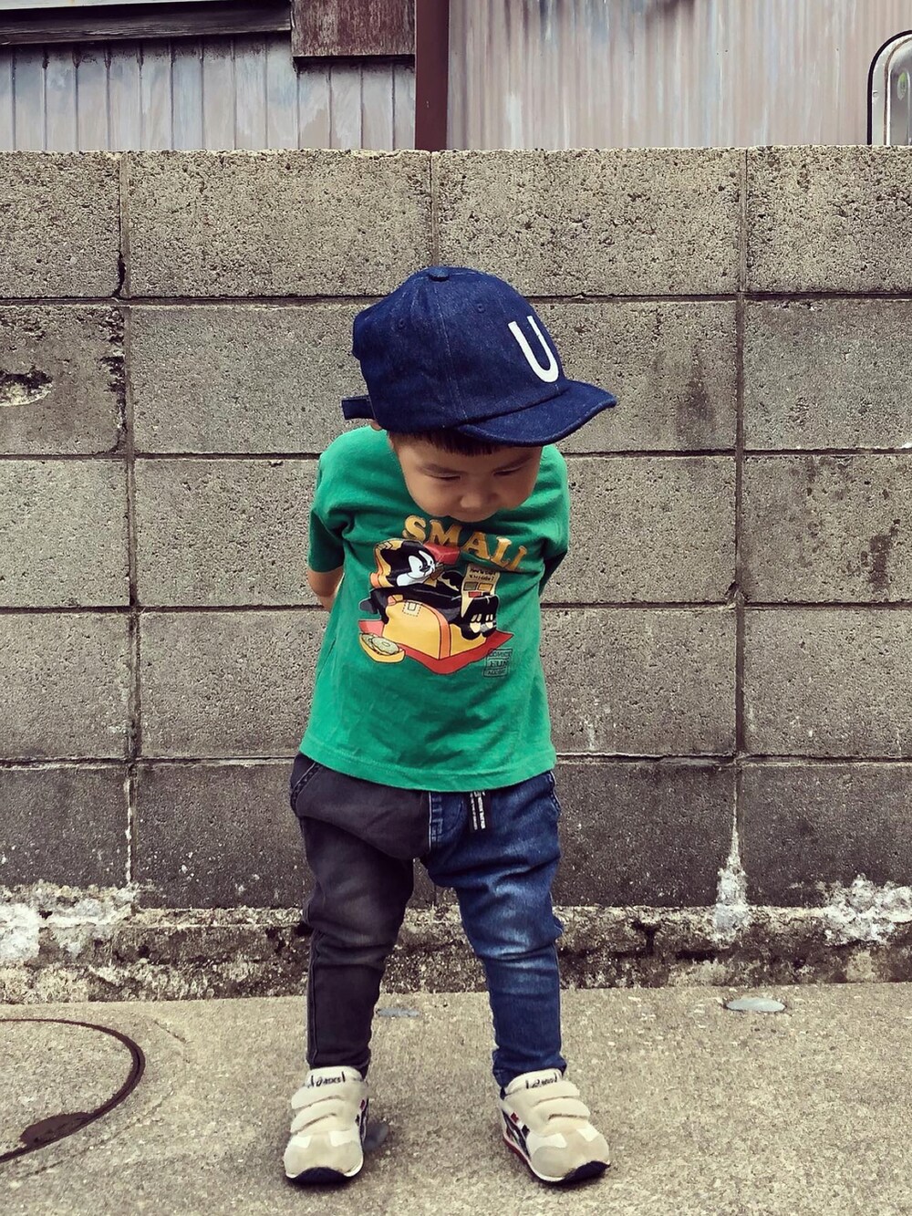 グリーン系のTシャツ/カットソー、ブルー系のその他パンツ、その他のスニーカーを着用したキッズの夏コーディネートの4枚目の写真