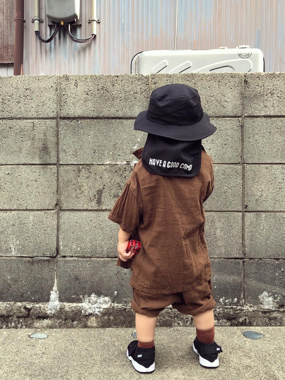 ホワイト系のTシャツ/カットソー、ブラウン系のセットアップ、ブラック系のスニーカーを着用したキッズの夏コーディネートの4枚目の写真