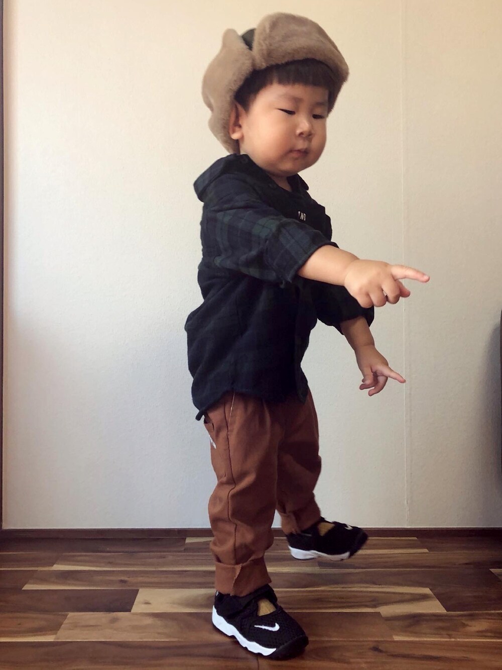 グリーン系のシャツ/ブラウス、ブラック系のTシャツ/カットソー、イエロー系のその他パンツを着用したキッズの秋コーディネートの4枚目の写真