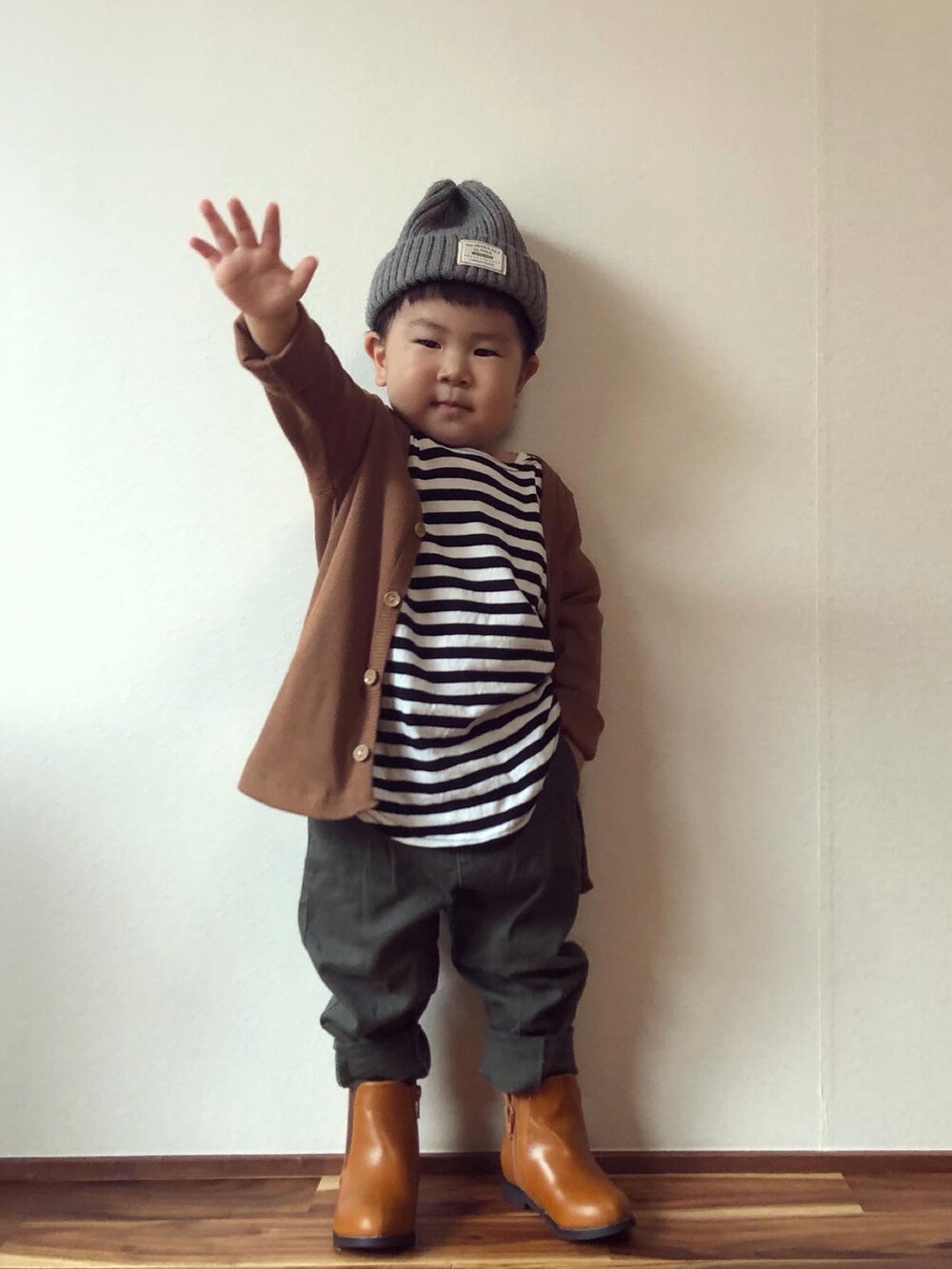 ブラウン系のカーディガン/ボレロ、ブラック系のTシャツ/カットソー、グリーン系のその他パンツを着用したキッズの秋コーディネートの2枚目の写真