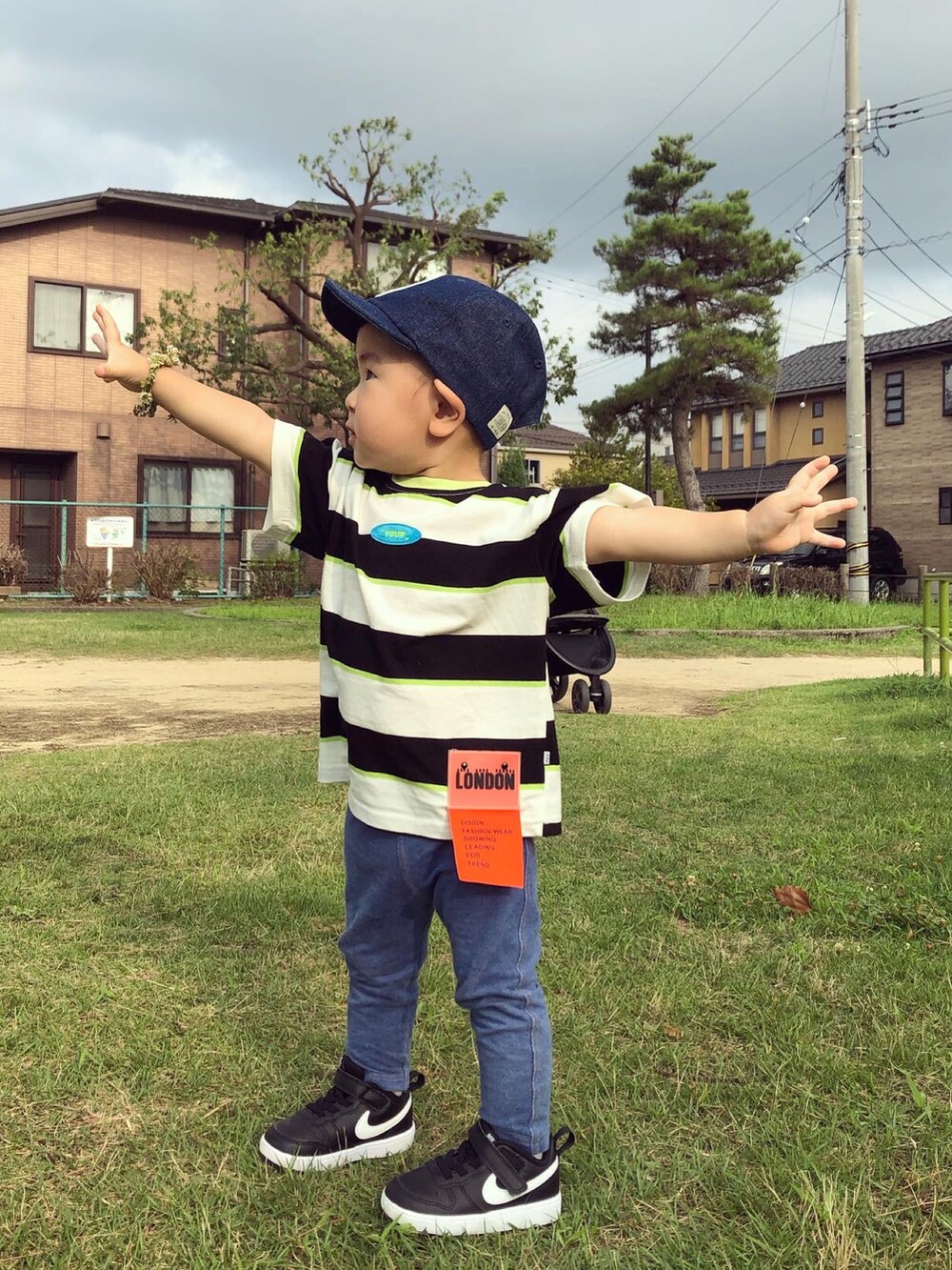 ブラック系のTシャツ/カットソー、ブルー系のその他パンツ、グレー系のサンダルを着用したキッズの夏コーディネートの3枚目の写真