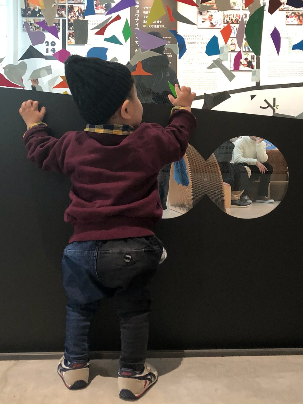 レッド系のスウェット、イエロー系のシャツ/ブラウス、ブルー系のその他パンツを着用したキッズの冬コーディネートの3枚目の写真