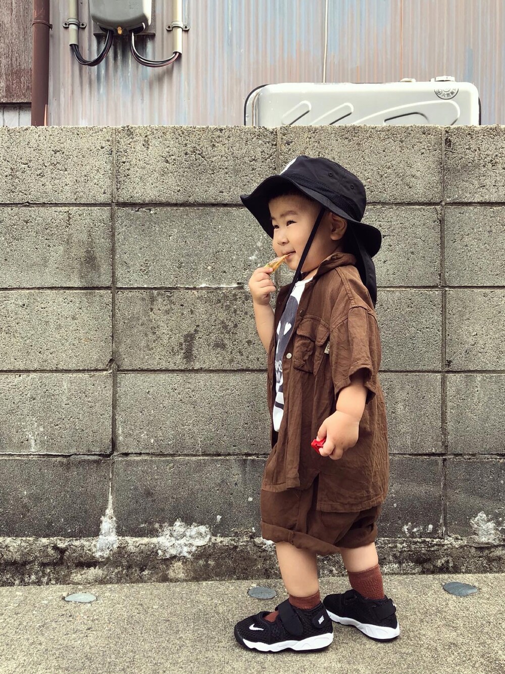 ホワイト系のTシャツ/カットソー、ブラウン系のセットアップ、ブラック系のスニーカーを着用したキッズの夏コーディネートの3枚目の写真