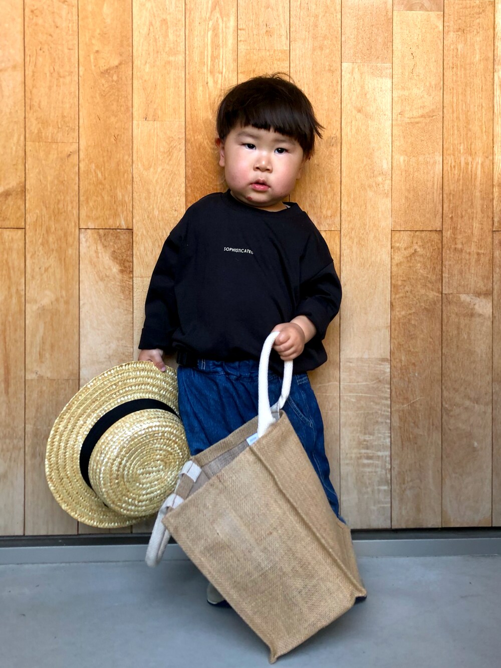 ブラック系のTシャツ/カットソー、ブルー系のその他パンツ、その他のスニーカーを着用したキッズの春コーディネートの3枚目の写真