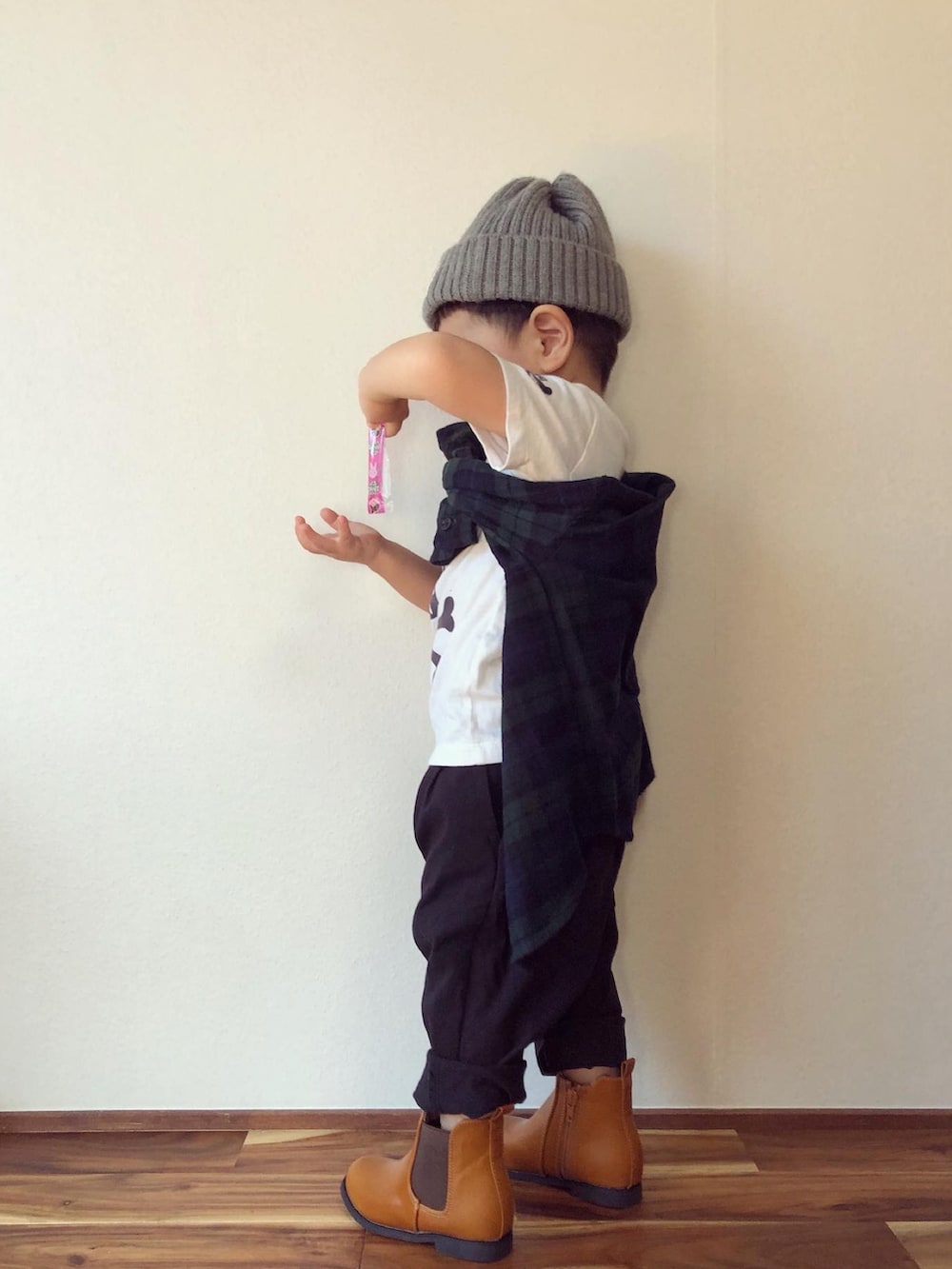 グリーン系のシャツ/ブラウス、ホワイト系のTシャツ/カットソー、ブラック系のその他パンツを着用したキッズの秋コーディネートの2枚目の写真