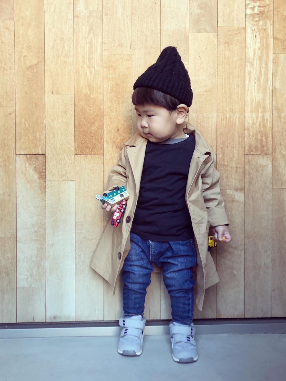 その他のTシャツ/カットソー、ベージュ系のステンカラーコート、ブルー系のデニムパンツを着用したキッズの春コーディネートの2枚目の写真
