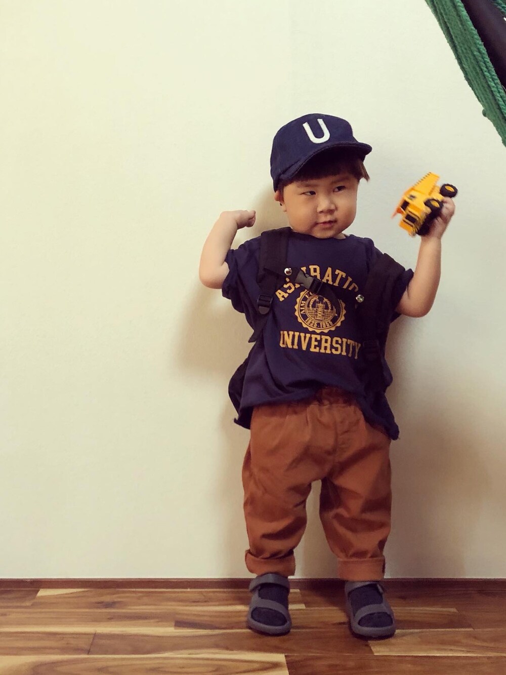 ブルー系のTシャツ/カットソー、イエロー系のその他パンツ、グレー系のサンダルを着用したキッズの夏コーディネートの2枚目の写真