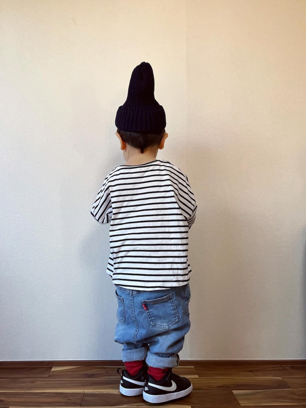 ブラック系のTシャツ/カットソー、ブルー系のデニムパンツ、ブラック系のスニーカーを着用したキッズの秋コーディネートの4枚目の写真