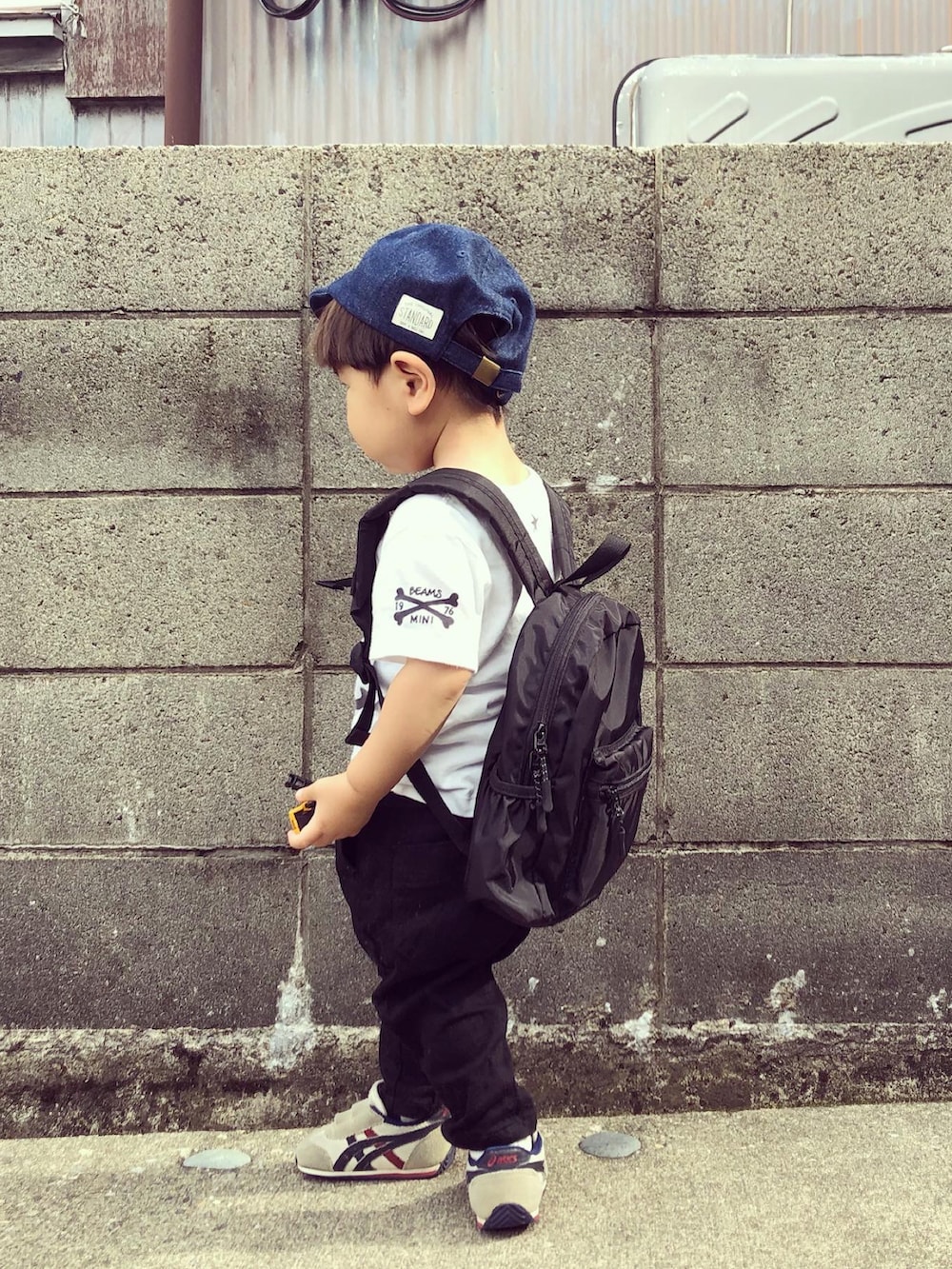 ホワイト系のTシャツ/カットソー、ブラック系のその他パンツ、その他のスニーカーを着用したキッズの夏コーディネートの2枚目の写真