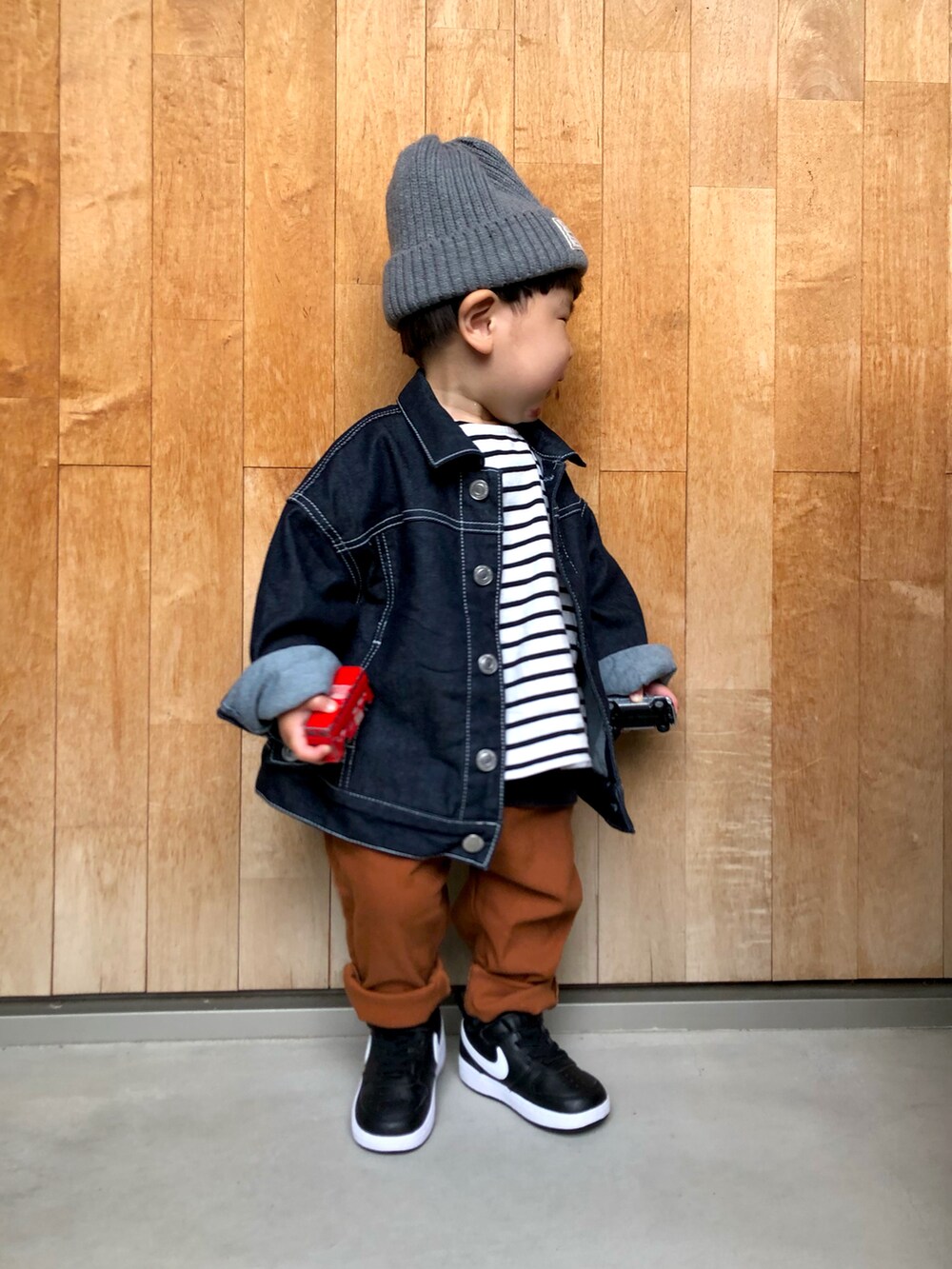 ブルー系のデニムジャケット、ブラック系のTシャツ/カットソー、その他のTシャツ/カットソーを着用したキッズの春コーディネートの2枚目の写真