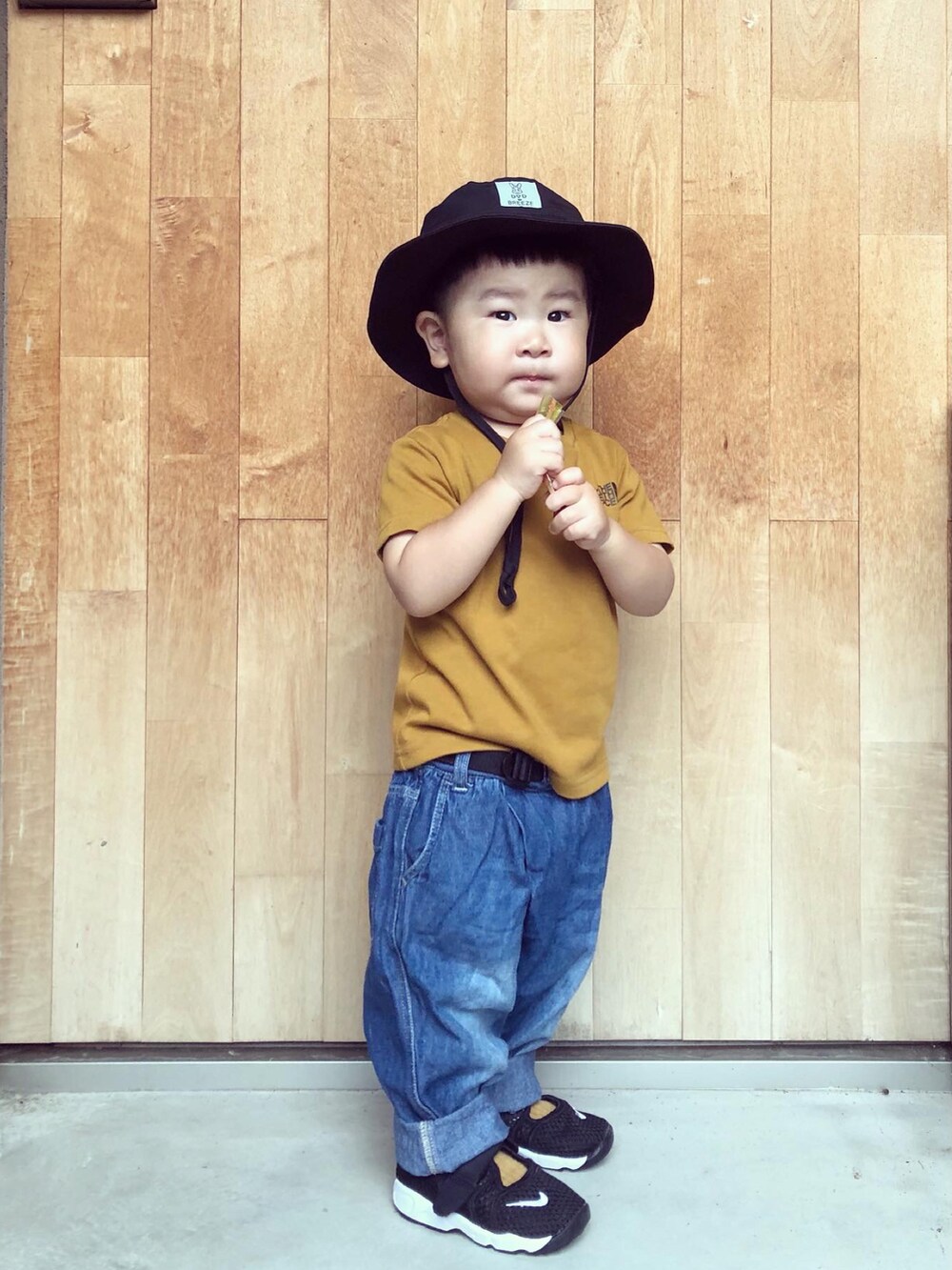 ブラウン系のTシャツ/カットソー、ブルー系のその他パンツ、ブラック系のスニーカーを着用したキッズの夏コーディネートの2枚目の写真