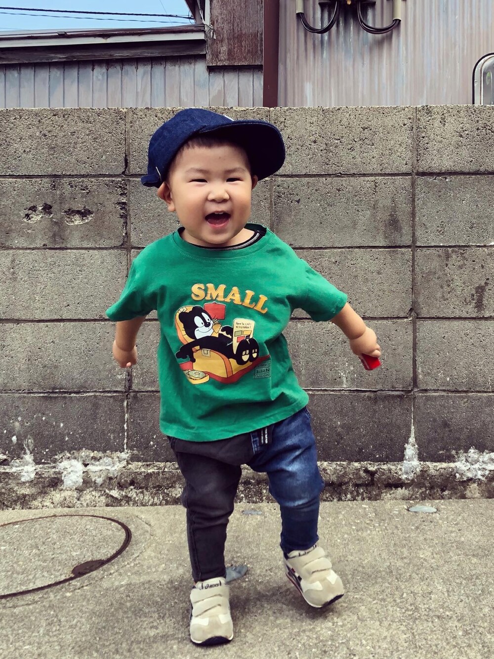 グリーン系のTシャツ/カットソー、ブルー系のその他パンツ、その他のスニーカーを着用したキッズの夏コーディネートの3枚目の写真