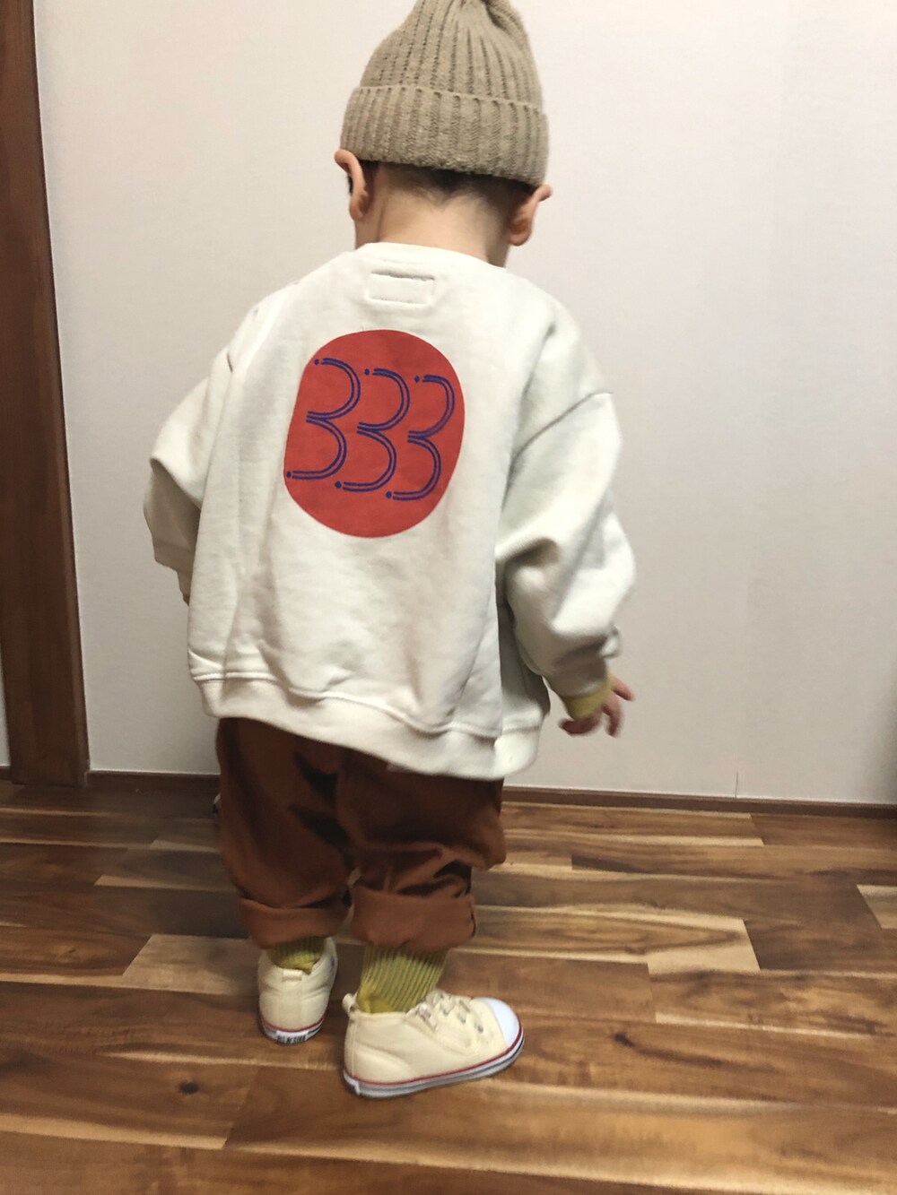 「プチプラ、1歳、80cm、春コーデ、スニーカーコーデ、あったかコーデ、レイヤードスタイル、キッズコーデ、カジュアルコーデ、レオパード、キャップ、イエロー」|「BREEZEの2柄キャップ(キャップ、ブラウン系)」を使った、woooさん(キッズ・80cm)の冬コーディネートの3枚目の写真