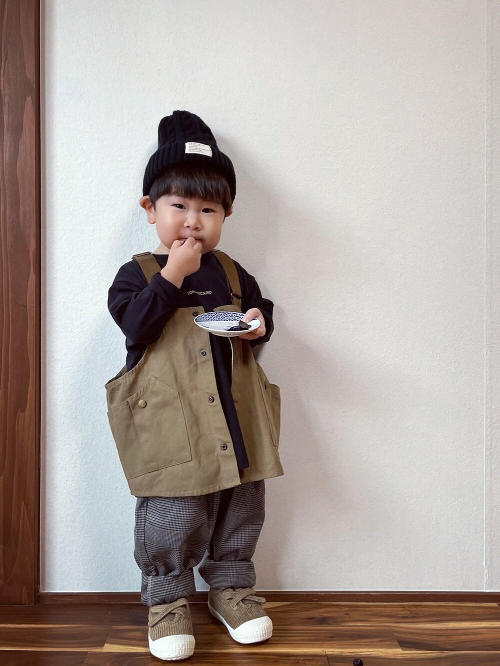 ベージュ系のベスト、ブラック系のTシャツ/カットソー、ブラック系のその他パンツを着用したキッズの秋コーディネートの3枚目の写真
