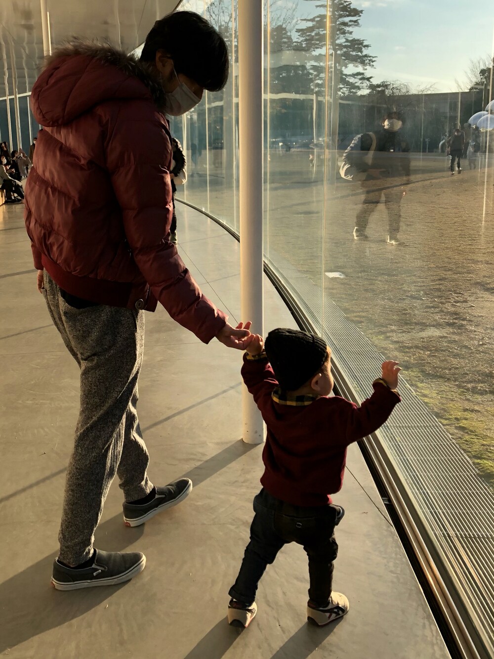 レッド系のスウェット、イエロー系のシャツ/ブラウス、ブルー系のその他パンツを着用したキッズの冬コーディネートの2枚目の写真