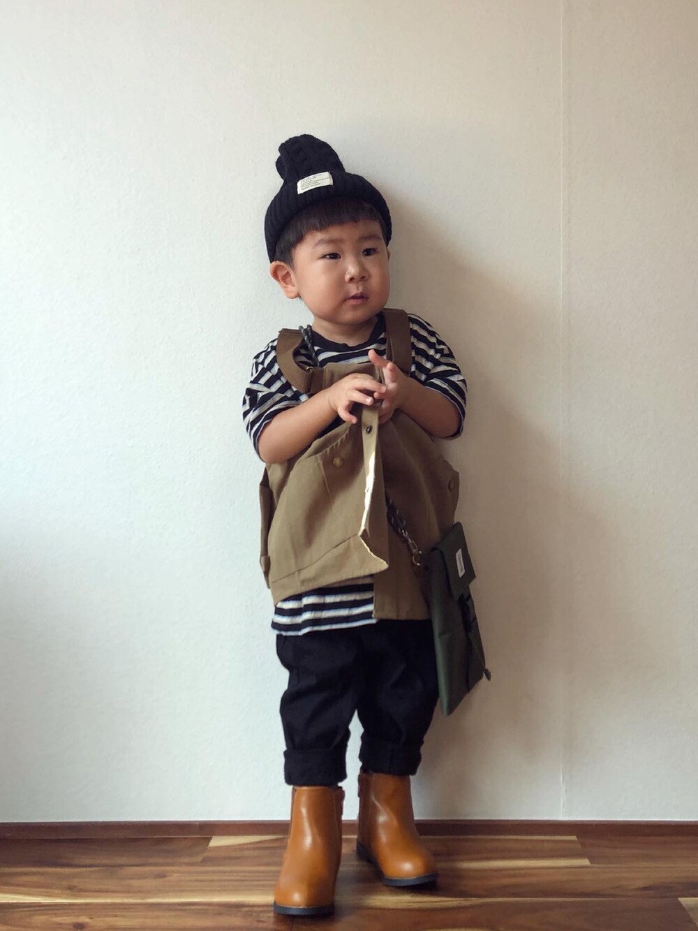 ベージュ系のベスト、ブラック系のTシャツ/カットソー、ブラック系のその他パンツを着用したキッズの秋コーディネートの2枚目の写真