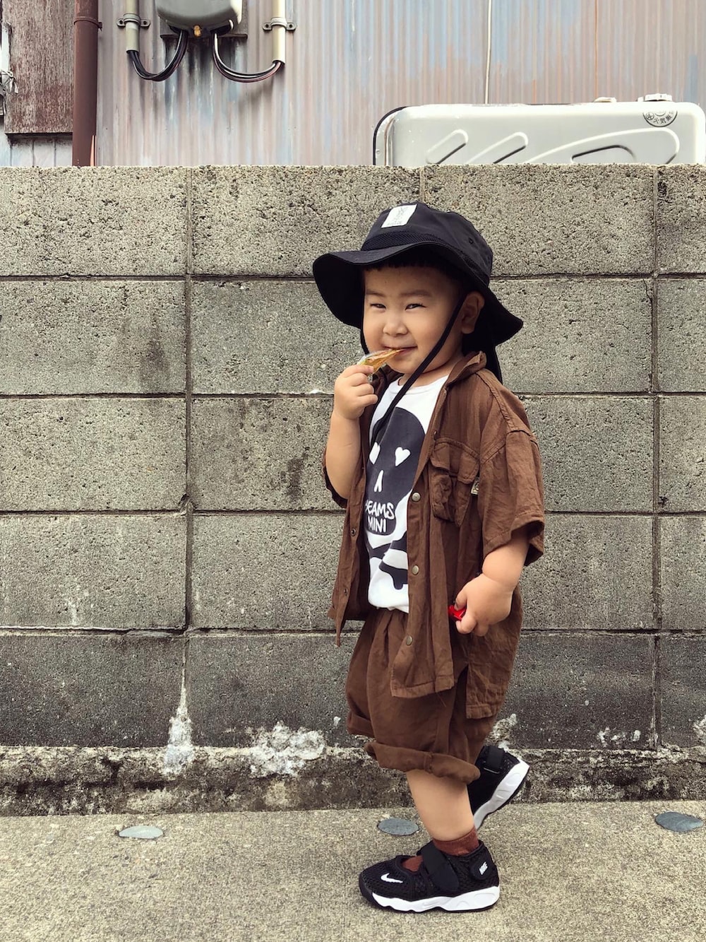 ホワイト系のTシャツ/カットソー、ブラウン系のセットアップ、ブラック系のスニーカーを着用したキッズの夏コーディネートの2枚目の写真