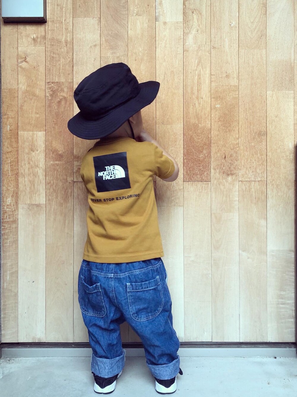 ブラウン系のTシャツ/カットソー、ブルー系のその他パンツ、ブラック系のスニーカーを着用したキッズの夏コーディネートの3枚目の写真