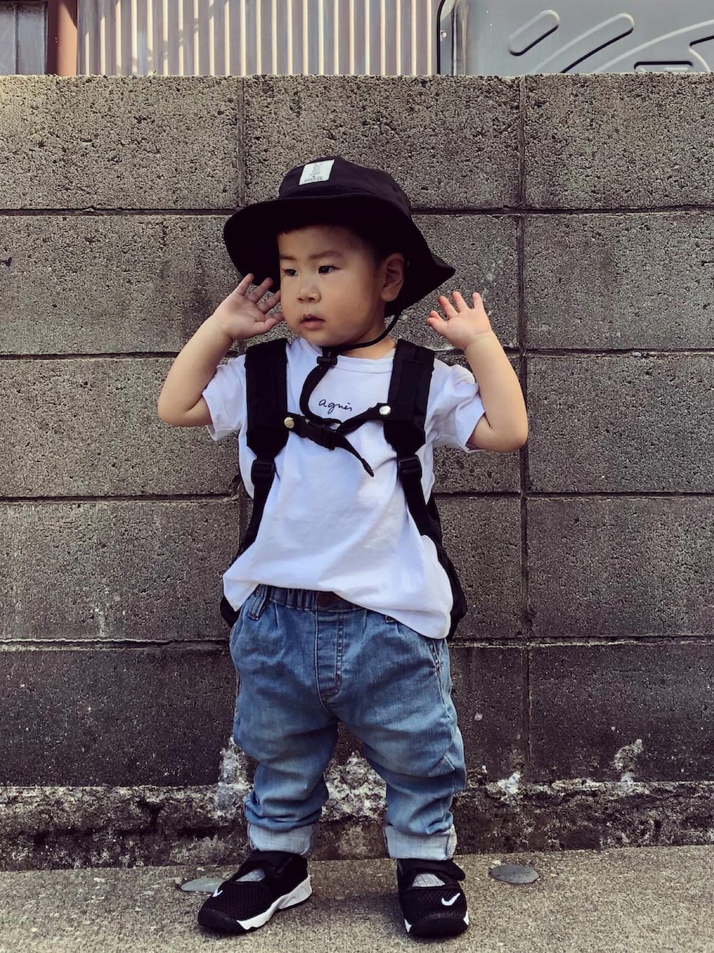 ホワイト系のTシャツ/カットソー、ブラック系のバックパック/リュック、ブルー系のデニムパンツを着用したキッズの夏コーディネートの2枚目の写真