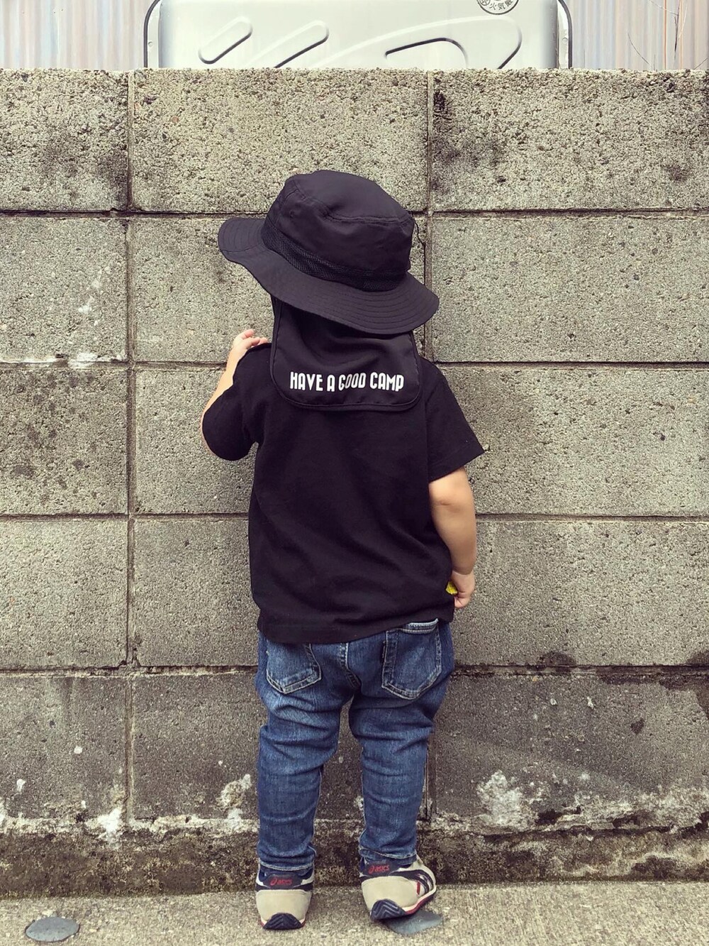 ブラック系のTシャツ/カットソー、ブルー系のデニムパンツ、その他のスニーカーを着用したキッズの夏コーディネートの2枚目の写真