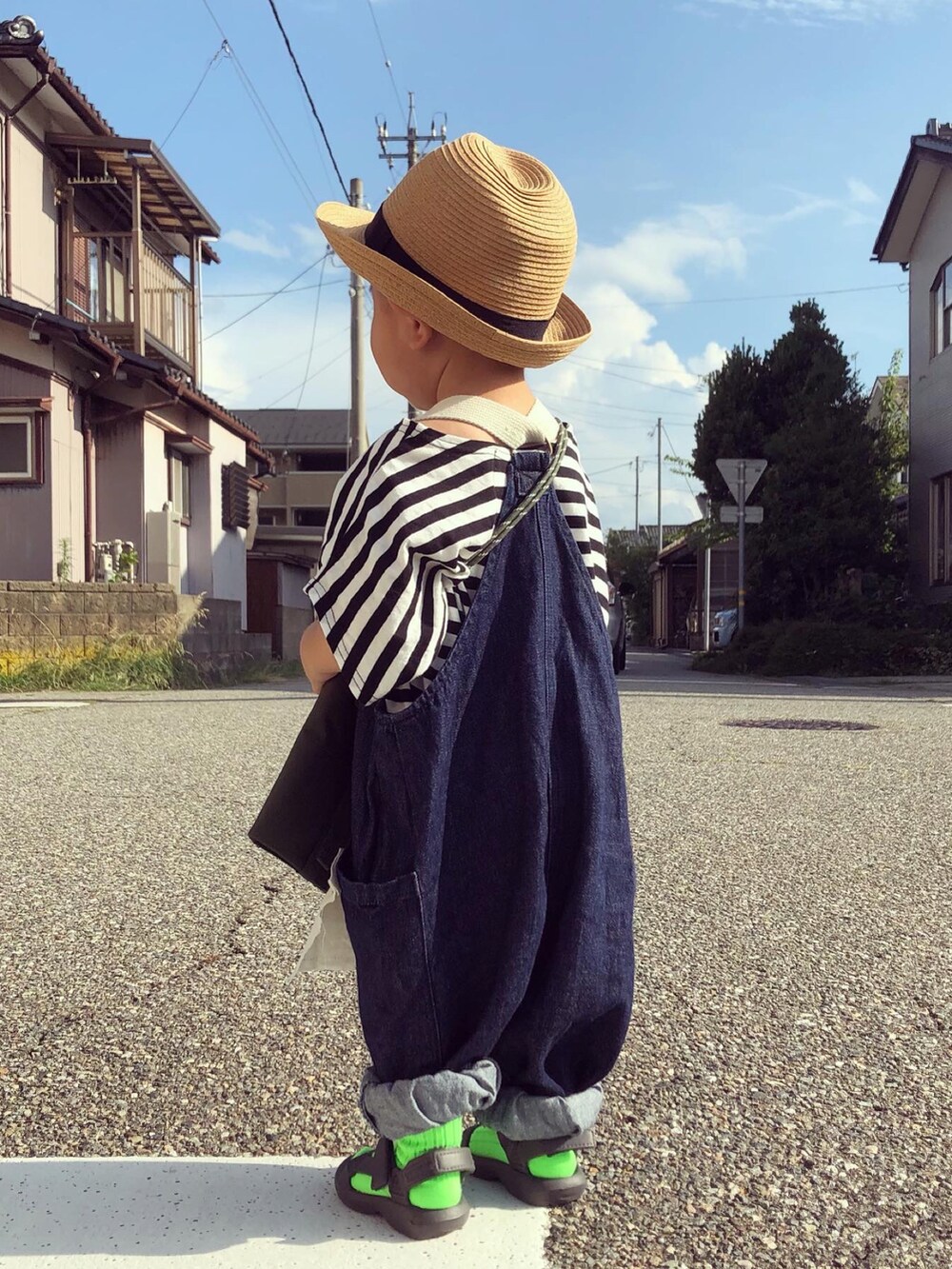 ブラック系のTシャツ/カットソー、ブルー系のサロペット/オーバーオール、グリーン系のバッグを着用したキッズの夏コーディネートの5枚目の写真