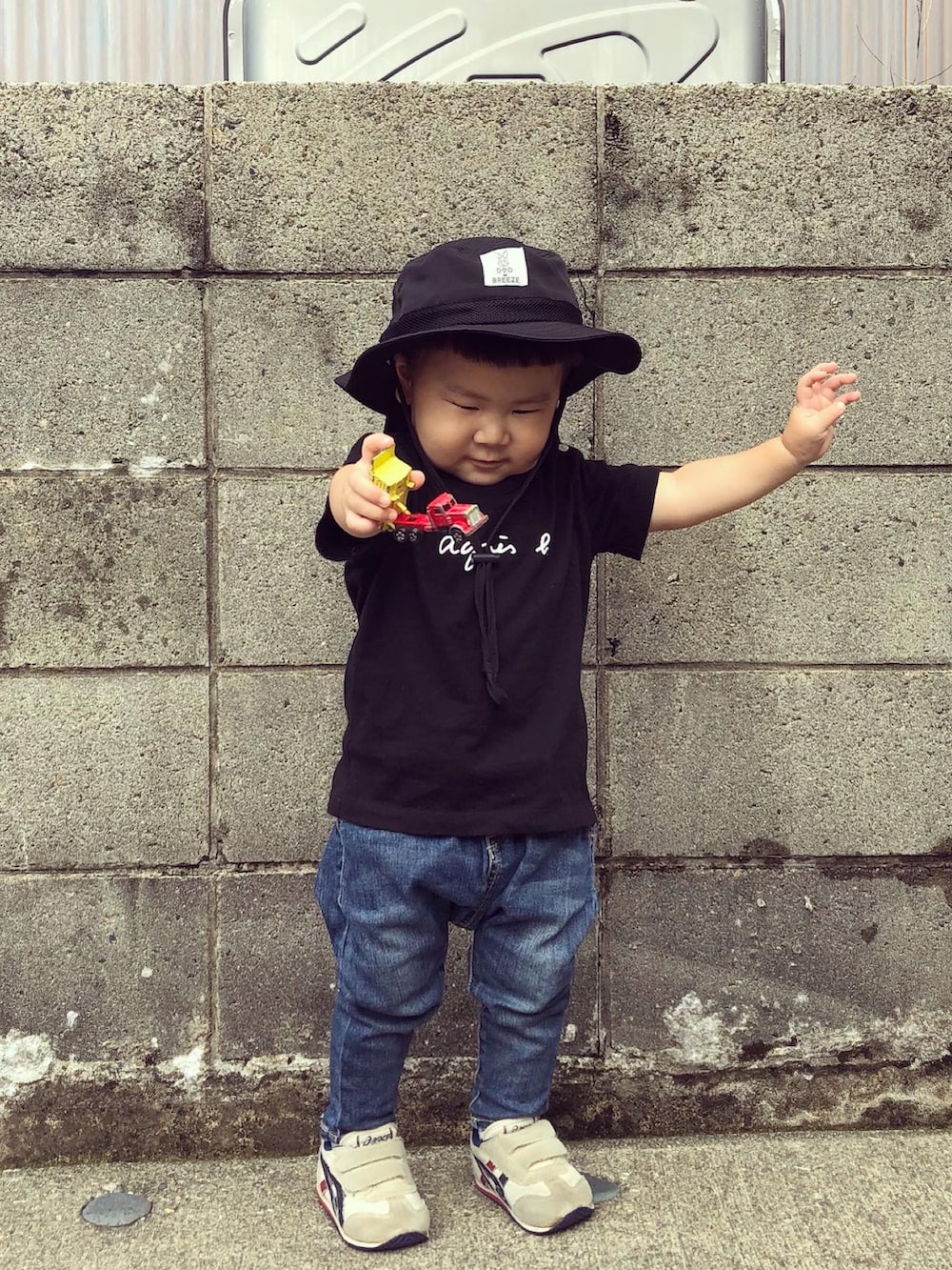 ブラック系のTシャツ/カットソー、ブルー系のデニムパンツ、その他のスニーカーを着用したキッズの夏コーディネートの4枚目の写真