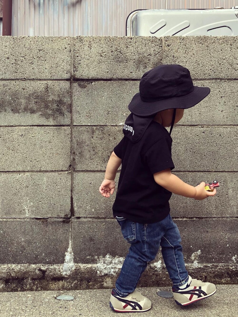 ブラック系のTシャツ/カットソー、ブルー系のデニムパンツ、その他のスニーカーを着用したキッズの夏コーディネートの5枚目の写真