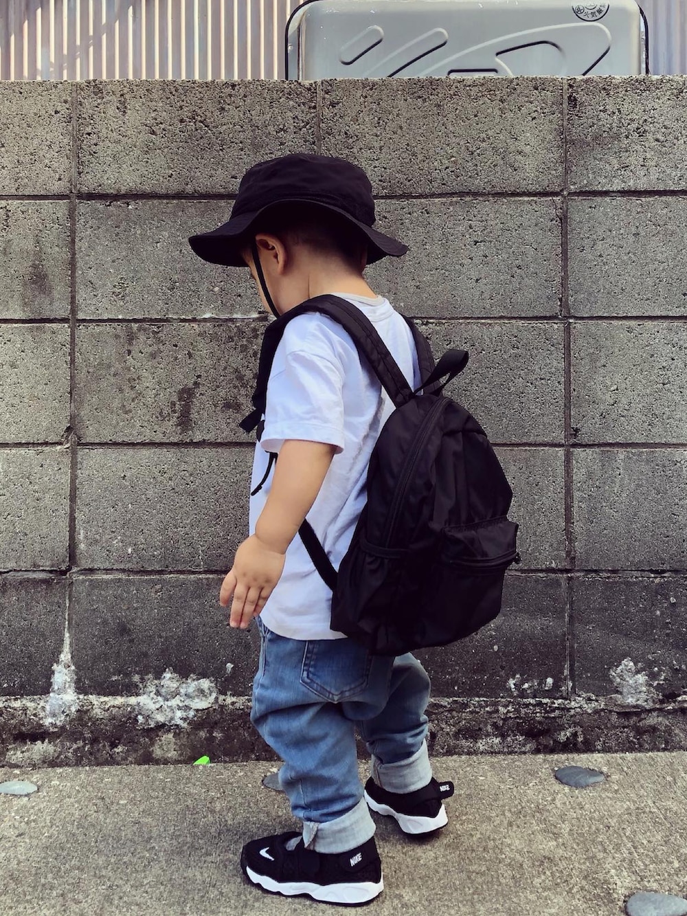 ホワイト系のTシャツ/カットソー、ブラック系のバックパック/リュック、ブルー系のデニムパンツを着用したキッズの夏コーディネートの3枚目の写真