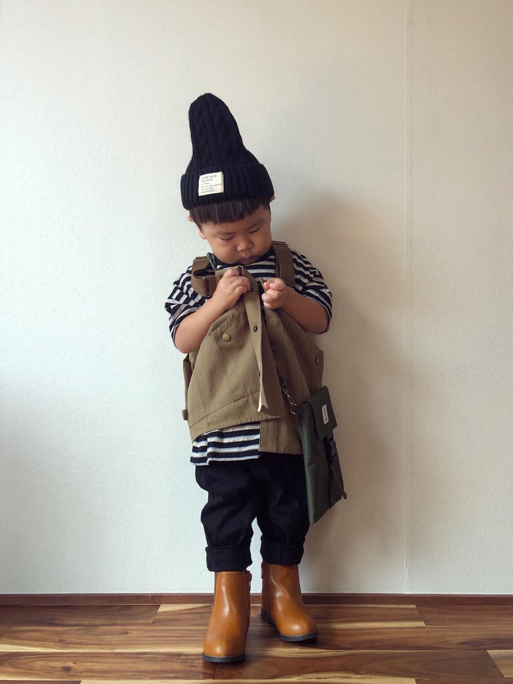 ベージュ系のベスト、ブラック系のTシャツ/カットソー、ブラック系のその他パンツを着用したキッズの秋コーディネートの3枚目の写真