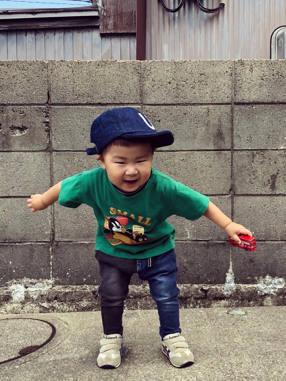 グリーン系のTシャツ/カットソー、ブルー系のその他パンツ、その他のスニーカーを着用したキッズの夏コーディネートの2枚目の写真