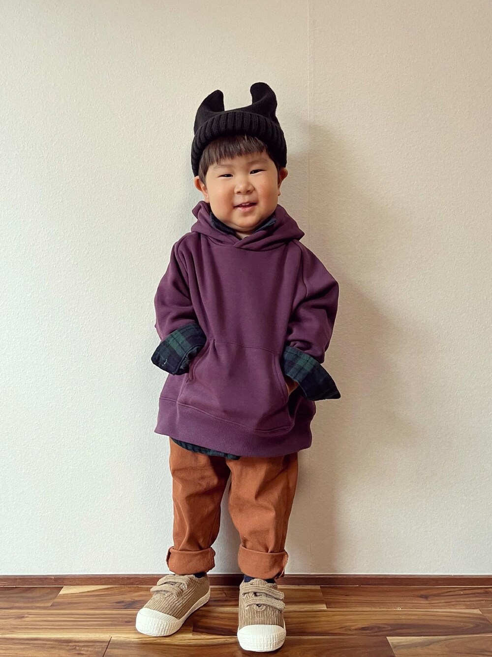 パープル系のスウェット、グリーン系のシャツ/ブラウス、イエロー系のその他パンツを着用したキッズの秋コーディネートの2枚目の写真