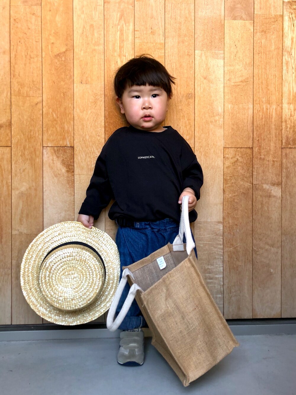 ブラック系のTシャツ/カットソー、ブルー系のその他パンツ、その他のスニーカーを着用したキッズの春コーディネートの2枚目の写真