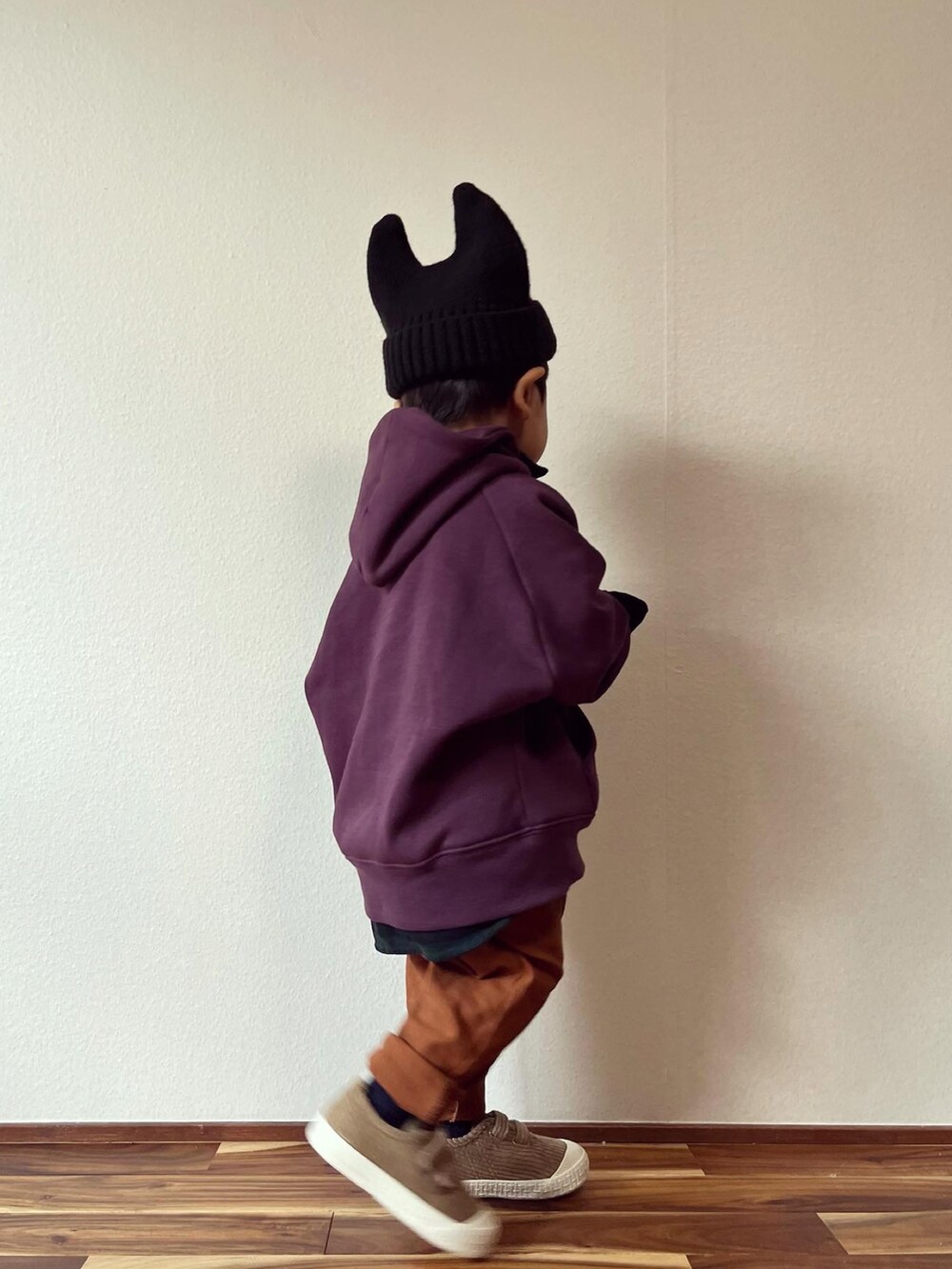 パープル系のスウェット、グリーン系のシャツ/ブラウス、イエロー系のその他パンツを着用したキッズの秋コーディネートの3枚目の写真