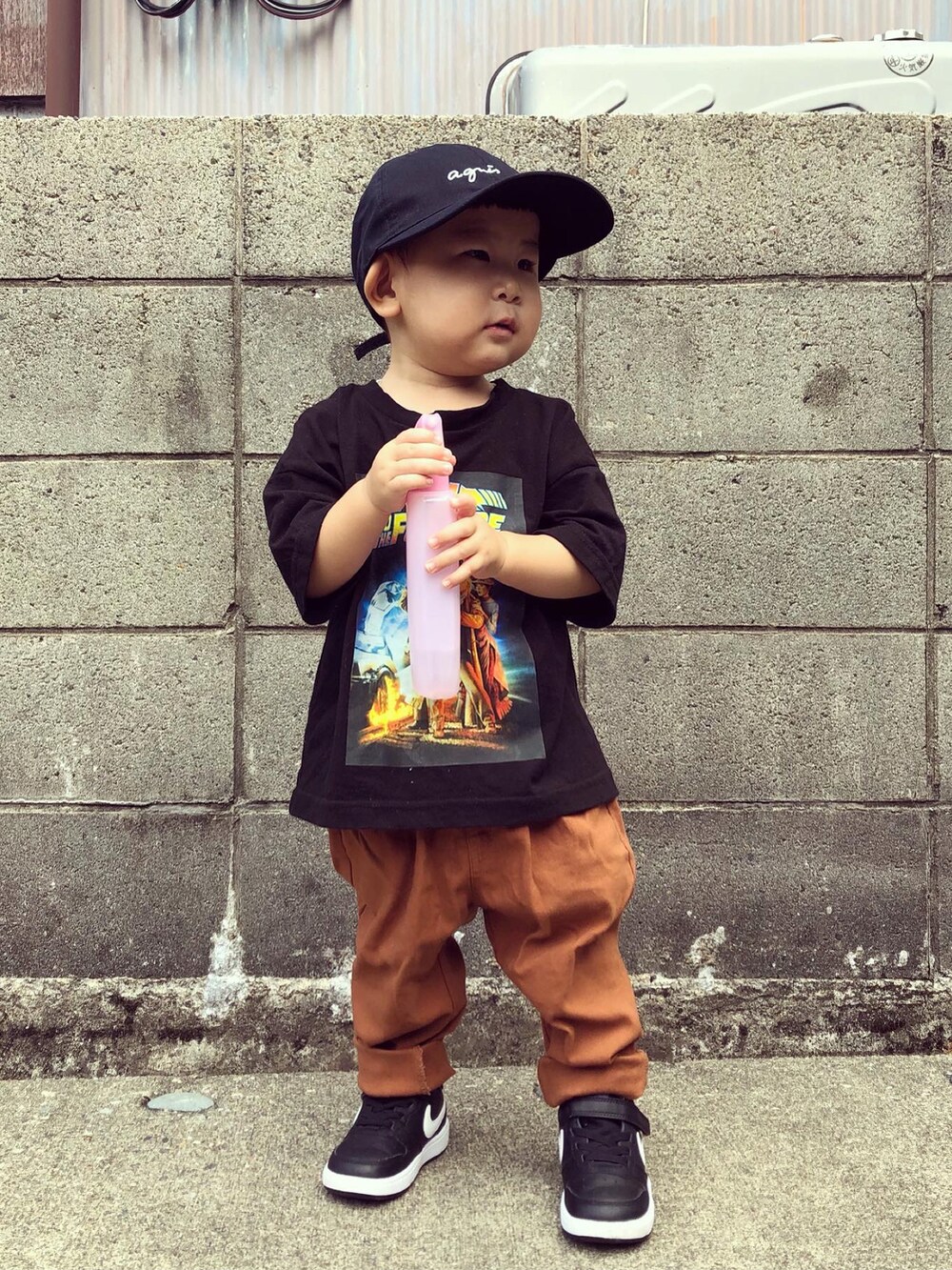 ブラック系のTシャツ/カットソー、イエロー系のその他パンツ、ブラック系のスニーカーを着用したキッズの秋コーディネートの2枚目の写真