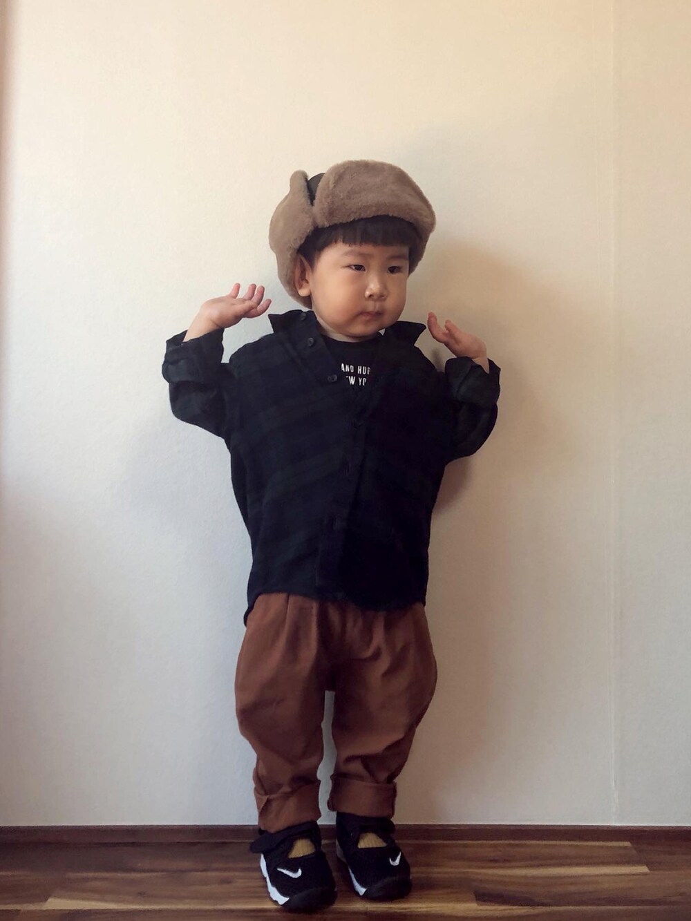 グリーン系のシャツ/ブラウス、ブラック系のTシャツ/カットソー、イエロー系のその他パンツを着用したキッズの秋コーディネートの3枚目の写真