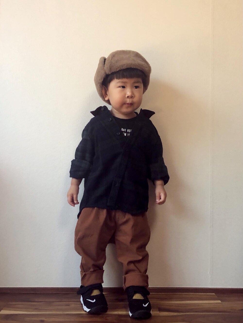 グリーン系のシャツ/ブラウス、ブラック系のTシャツ/カットソー、イエロー系のその他パンツを着用したキッズの秋コーディネートの2枚目の写真