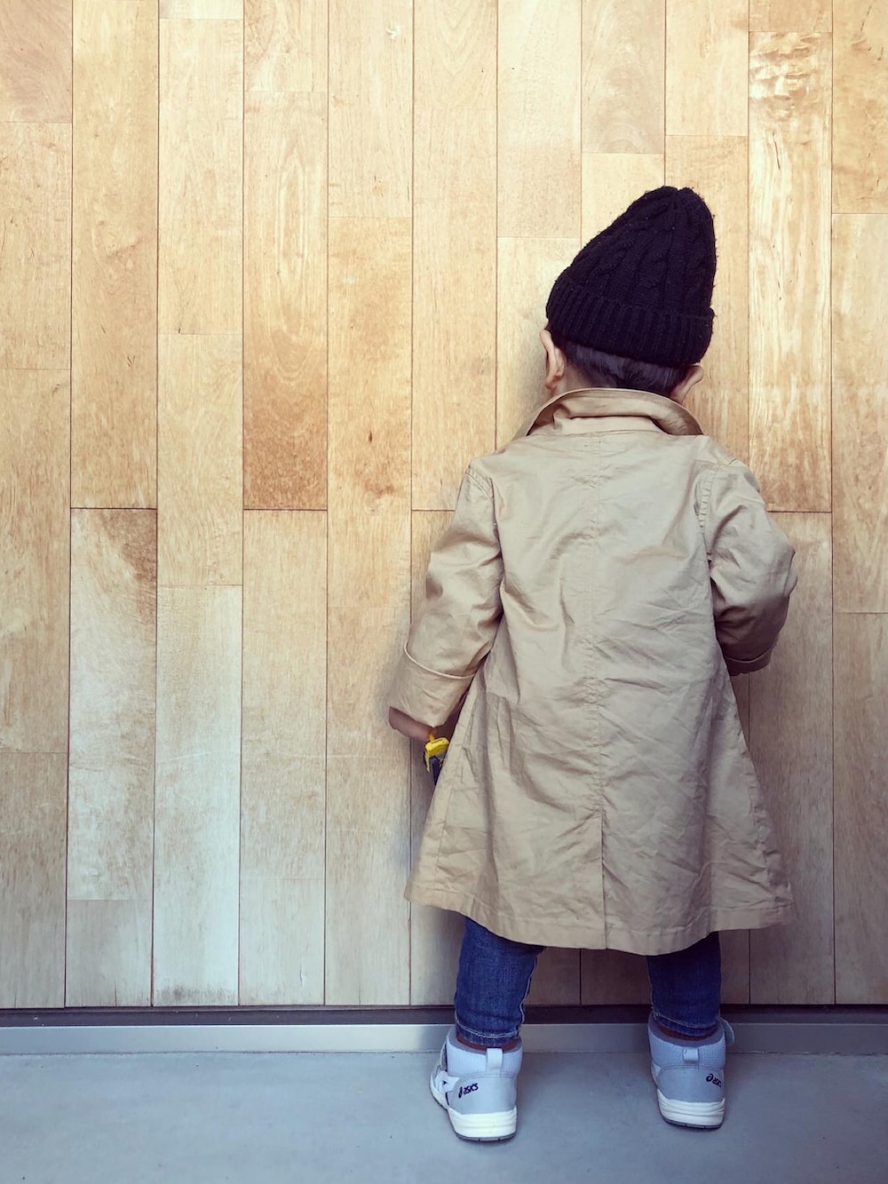 その他のTシャツ/カットソー、ベージュ系のステンカラーコート、ブルー系のデニムパンツを着用したキッズの春コーディネートの3枚目の写真