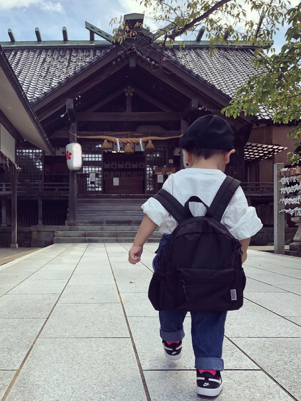 グレー系のニット/セーター、ブラック系のバックパック/リュック、ブルー系のその他パンツを着用したキッズの秋コーディネートの3枚目の写真