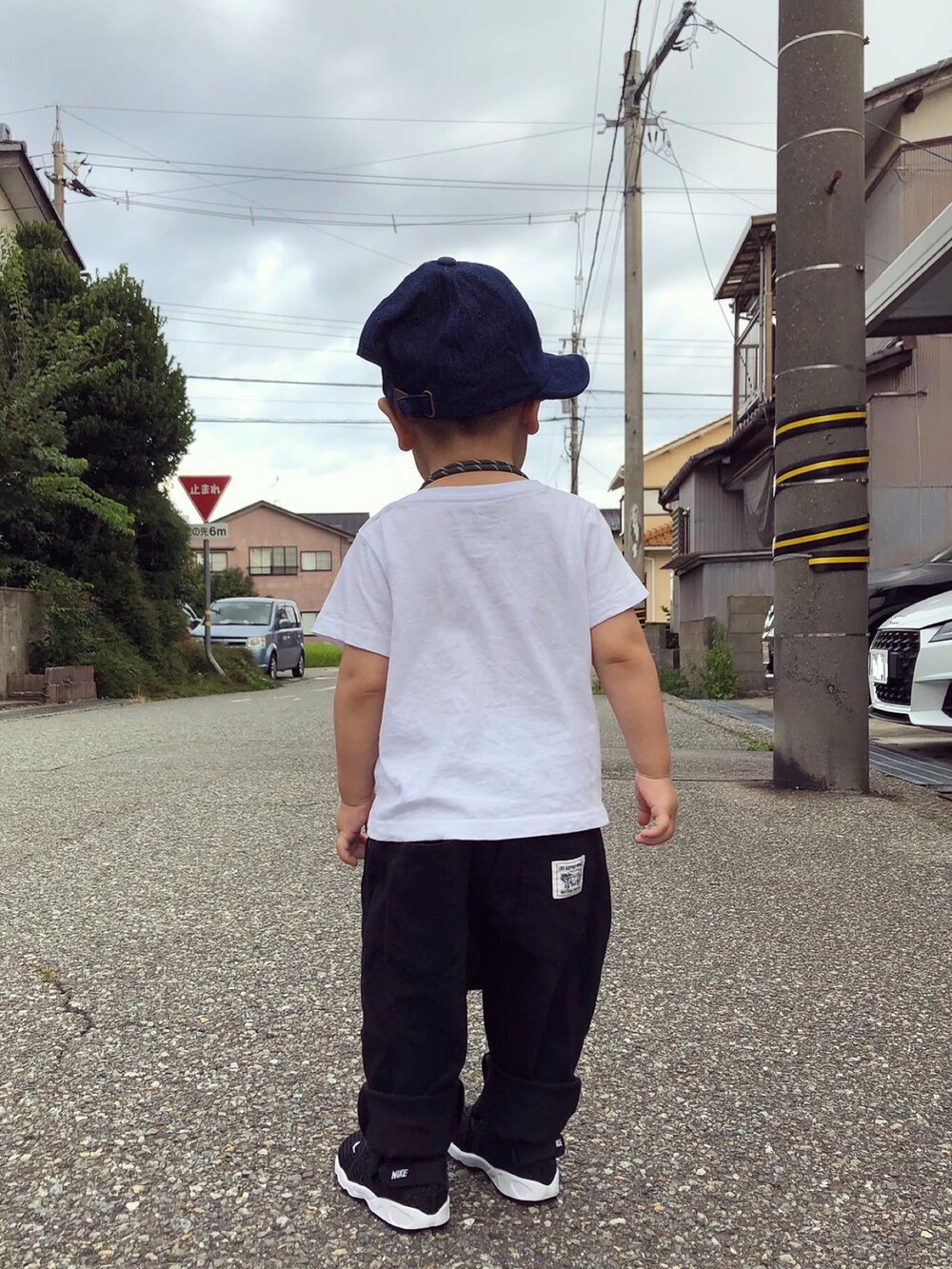 ホワイト系のTシャツ/カットソー、ブラック系のその他パンツ、グリーン系のバッグを着用したキッズの夏コーディネートの3枚目の写真